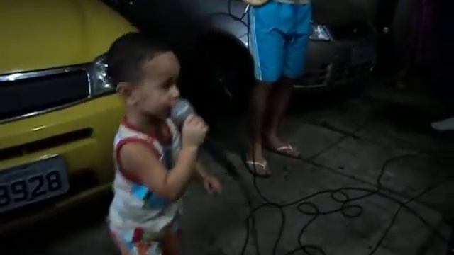 João Pedro cantando "Não Adianta Fugir"! смотреть онлайн