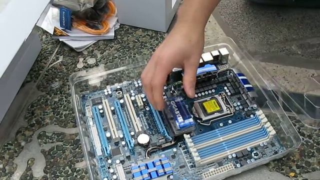 Gigabyte P55-UD6 P55 LGA1156 Core i5 Motherboard Unboxing Linus Tech Tips смотреть онлайн