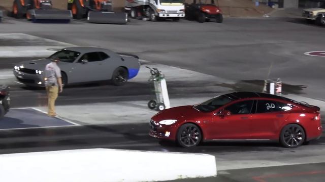 Tesla vs Hellcat and Scat Pack Dodge Challenger - drag racing смотреть онлайн