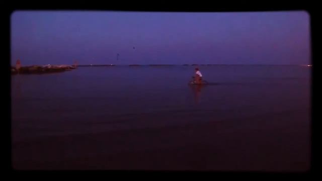 на велосипеде по морю смотреть онлайн