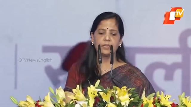 Sunita Kejriwal Reads Out Message Of Arvind Kejriwal From Jail During Maha Rally At Ramlila Maidan смотреть онлайн