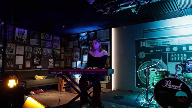 Somebody Like Me/Two Faced Mo Bentley Live at Hotel Ziggy смотреть онлайн