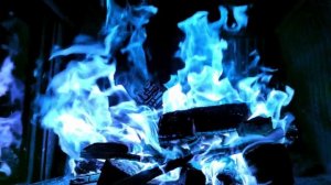 Красивое синее пламя камина!