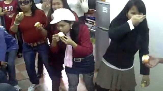 madam jherlinda ellana new years party 2011(eating apple) смотреть онлайн