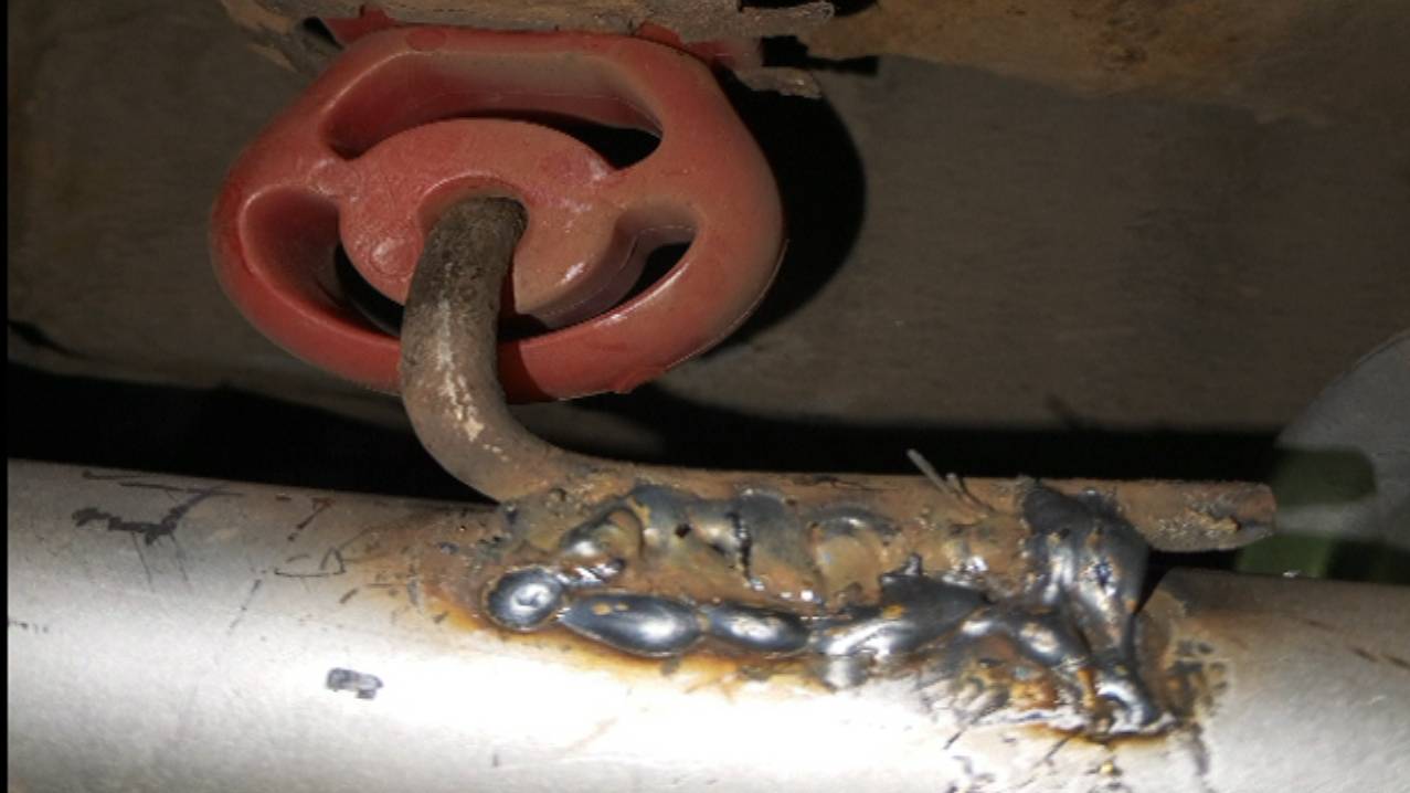 Колхоз глушителя ВАЗ 2112. Если глушитель не подходит, менять поздно, ехать нужно. смотреть онлайн