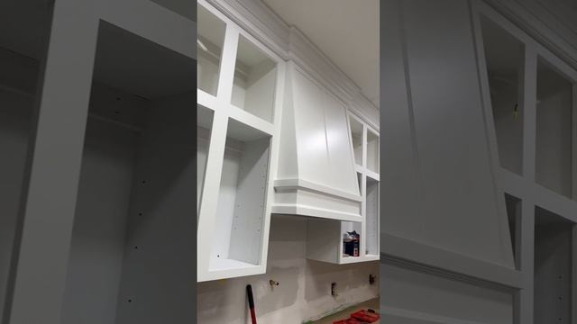Would you give refacing a try? 👊 #cabinetrefinishing #kitchenremodel #kitchencabinets #kitchenhacks смотреть онлайн
