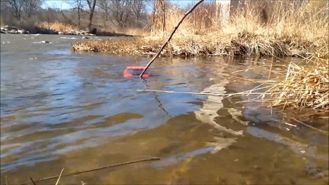 SOMETIMES THINGS GO WRONG - Axial SCX10 Dodge Ram Wagon Under Water смотреть онлайн
