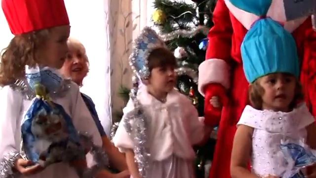 НОВЫЙ ГОД В ДЕТСКОМ САДУ СР.ГР. 2013Г - 3Ч смотреть онлайн