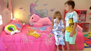 Диана и Рома играют в магазин мороженого