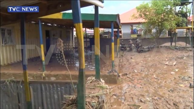 [WATCH] Flood Kills Three, Washes Away Vehicle, Destroys Properties in Abuja Estate смотреть онлайн