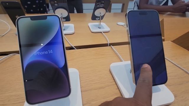 Apple iPhone 14 Goes on Sale USA 🇺🇸🇱🇰 смотреть онлайн