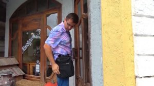 Диана и Рома гуляют с Папой на ферме овец Diana and Roma at farm sheep