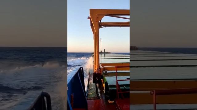 Bad weather at sea. 🌊🚢#ship #engineer #shipping #deck #engine #anchor #sea смотреть онлайн