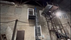 Грузовой подъемник консольного типа с цепным приводом