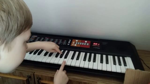 ярко-жёлтые очки на пианино (я показал лицо) смотреть онлайн