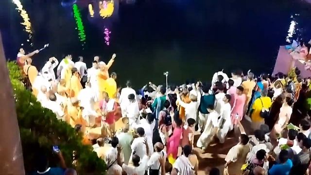 Красочный фестиваль лодок в Маяпуре.