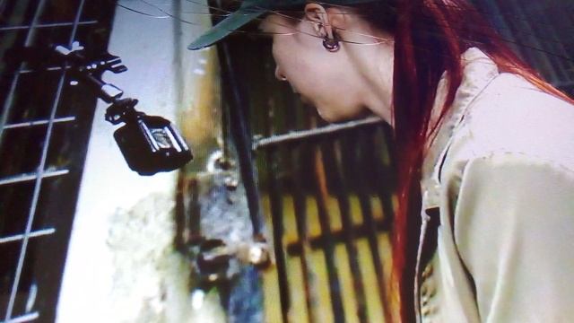 Тренинг леопарда в Калининградском зоопарке. Девушки сотрудницы в деле.