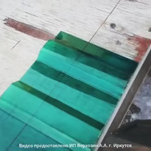 Профилированный монолитный поликарбонат (прозрачный шифер) против Молотка