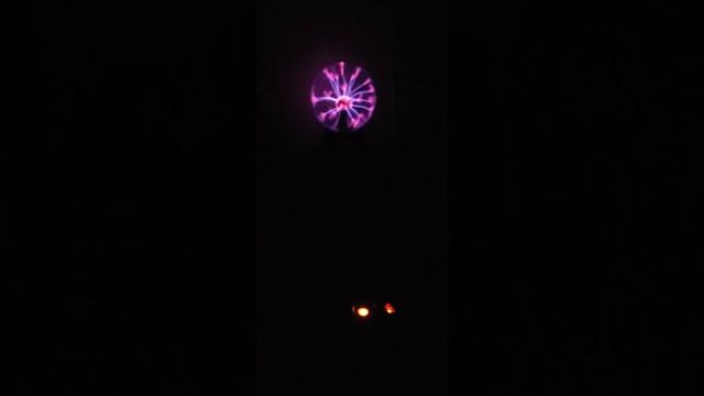 Plasma globes are Tesla Coils! (Part 1). смотреть онлайн