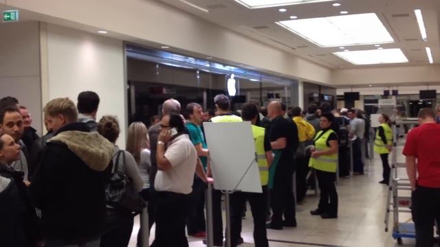 Apple iPhone 5 - Verkaufsstart 21.09.2012 im Kölner Apple Store - Köln смотреть онлайн