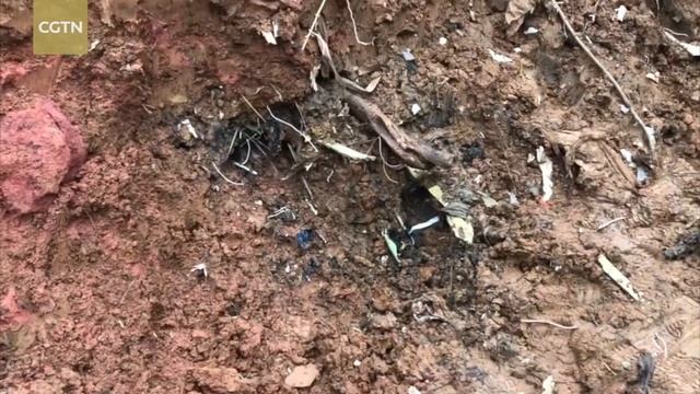 Video shows where second black box from MU5735 was discovered смотреть онлайн