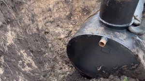 Монтаж металлической бочки под септик. Вода рядом.