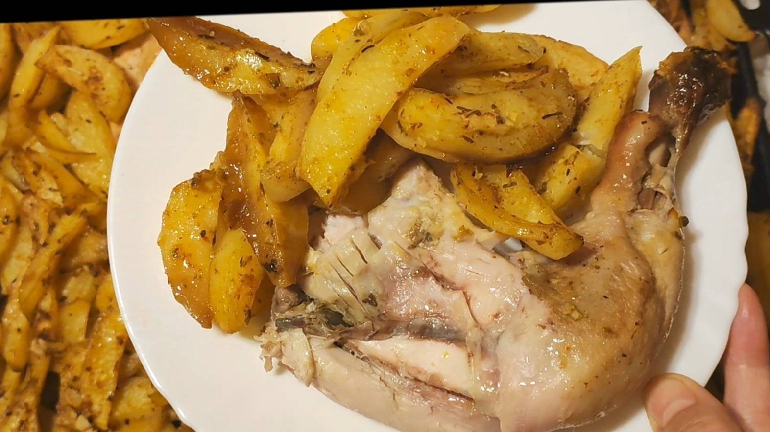 СУПЕР КУХНЯ! Как же вкусно! Аппетитная курица в духовке с картошкой по- деревенски. Для всей семьи. смотреть онлайн