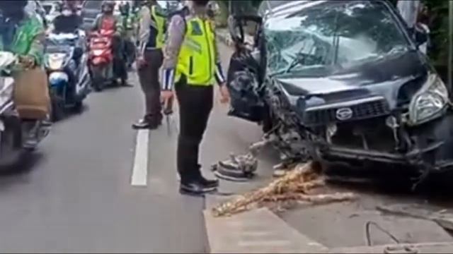 Mobil Daihatsu Terios Tabrak Tiang LRT Di Depan Taman Punti Kayu Palembang смотреть онлайн
