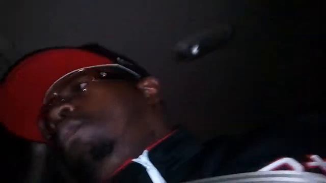 Ravon Redd (formerly Big Redd) listening to "Switch It Out" (Slimm, Bugzie Da Don & Rock) смотреть онлайн