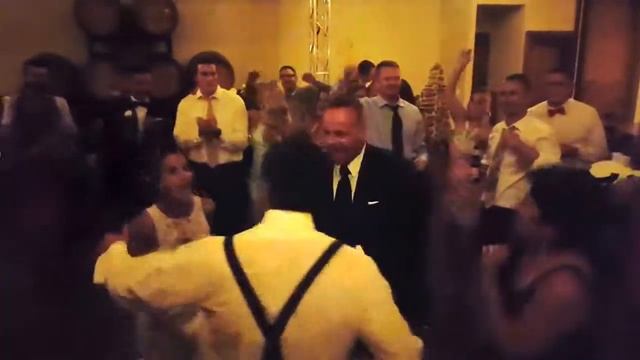 L&E's wedding guests dancing to Doug's fav song смотреть онлайн