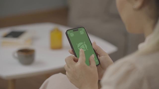 Free iPhone 14 pro Green screen footage 4k _ Girl woman sitting on sofa in living room touch zoomin смотреть онлайн