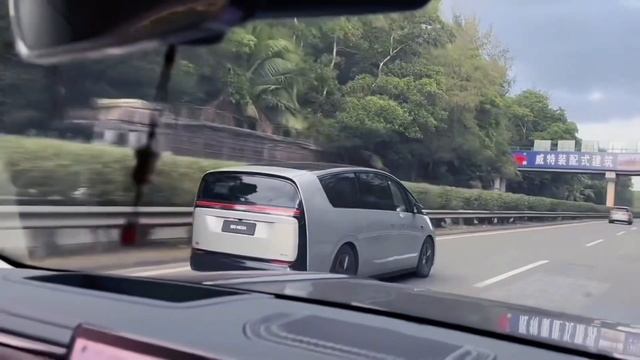 在海南街头拍到了lixiang mega。哇，一列高铁驶过。#chinacar #mpv #商务车 смотреть онлайн