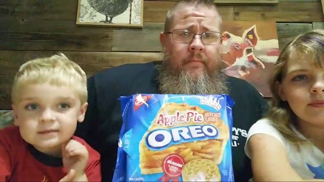 Brand New Apple Pie Oreo Taste Test смотреть онлайн