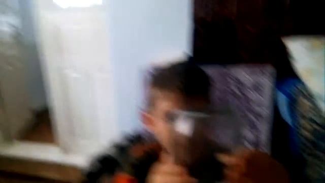 Bogdan catched a grasshopper in the house / Un greieraș / Поймали кузнечика смотреть онлайн