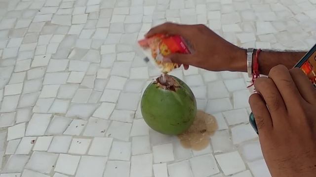 I tried Coca Cola vs Mentos Experiment in Green Coconut смотреть онлайн