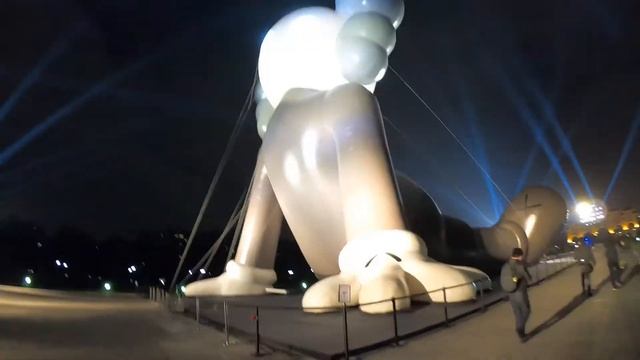 KAWS:HOLIDAY in TAIPEI x Quik смотреть онлайн