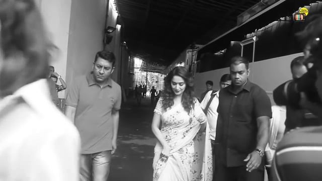 When Madhuri Dixit Met Asha Bhosle At An iphone Store смотреть онлайн