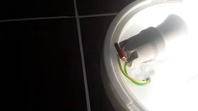 Светодиодная лампа выключена, но светится...Решение проблемы. смотреть онлайн