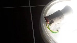 Светодиодная лампа выключена, но светится...Решение проблемы.