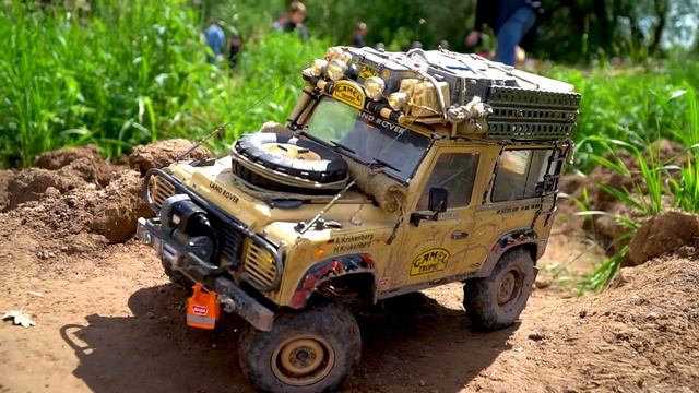 REALISTIC RC CRAWLER! CAMEL TROPHY LAND ROVER DEFENDER IN ACTION