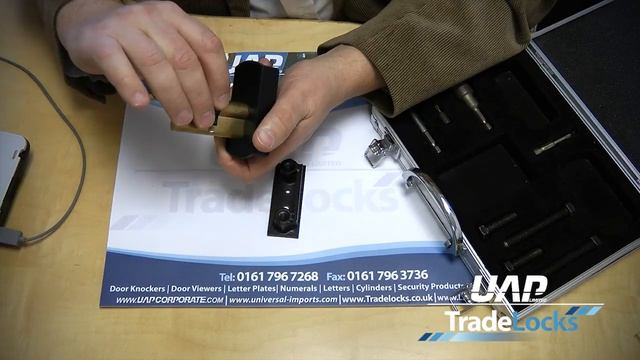 How to Use a Nigel Tolley Plug Puller from TradeLocks смотреть онлайн