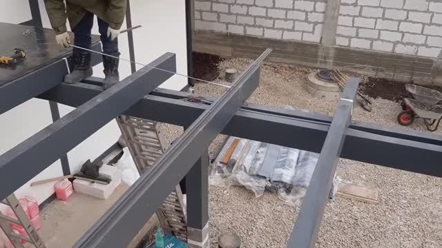 Деревянная пергола, укрытая монолитным поликарбонатом 10 мм. монтаж монолитного поликарбоната. смотреть онлайн