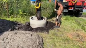 Бурение колодцев машиной в болотистой местности