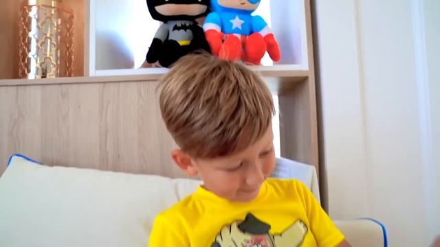 Super Senya and Hot vs Cold Challenge with Mom смотреть онлайн