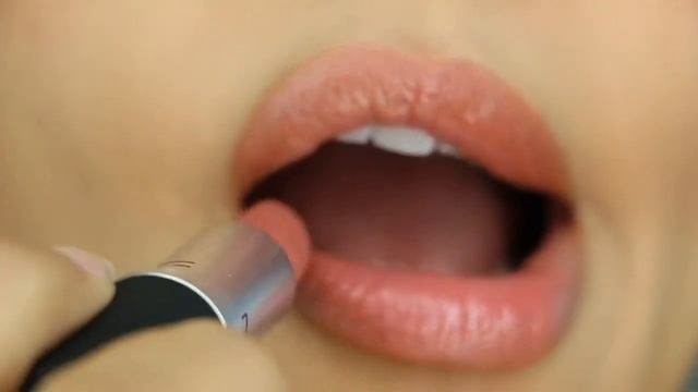MAC Powder Kiss Lipstick MULL IT OVER Quick Review Swatch Tutorial On Dry Natural Lips смотреть онлайн