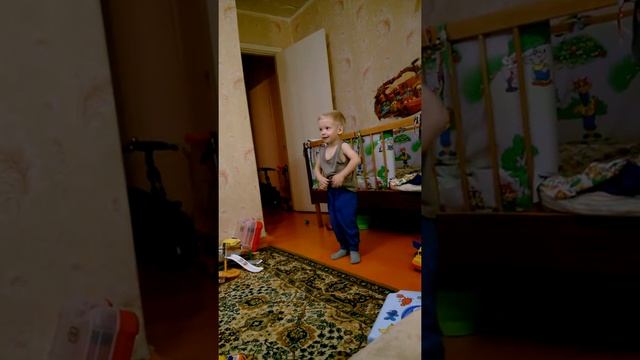 У племянника 1-ый утренник)). Девочки-снежинки, мальчики-зайчики смотреть онлайн