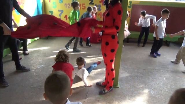 Выпускной утренник г.Черноморск 24.05.2018. эпизод№3,Дети с аниматорами.садик№3. смотреть онлайн