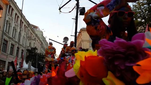 Театр "Огненные люди" - Шествие в День города Москвы. Неглинная ул., 06.09.2014 (4) смотреть онлайн