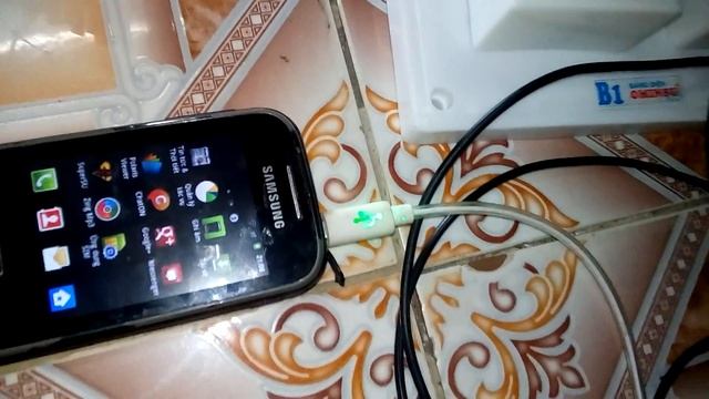 Nguồn mini vừa thắp sáng vừa sạc bin. смотреть онлайн