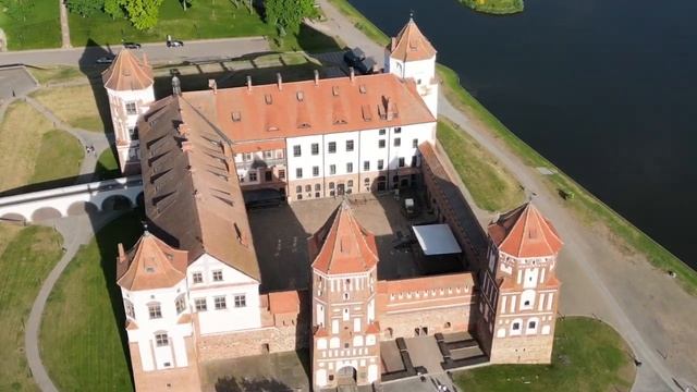 Ми́рский за́мок - за́мково-па́рковый ко́мплекс «Мир» смотреть онлайн